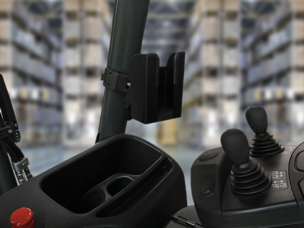 Innenraum eines Gabelstaplers mit Joysticks und Halterung, unscharfe Lagerregale im Hintergrund