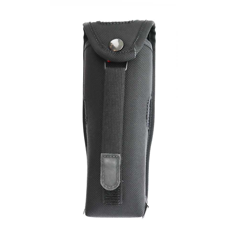 Schwarzes Etui mit Gürtelclip und Druckknopfverschluss in seitlicher Ansicht