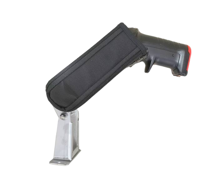 Eine schwarze Scannerpistole in einer stabilen Halterung mit einer schützenden Abdeckung, ideal für den industriellen Einsatz
