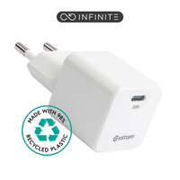 Weißes USB-C Ladegerät mit 20W Leistung, hergestellt aus 98% recyceltem Kunststoff, von der Marke Infinite.
