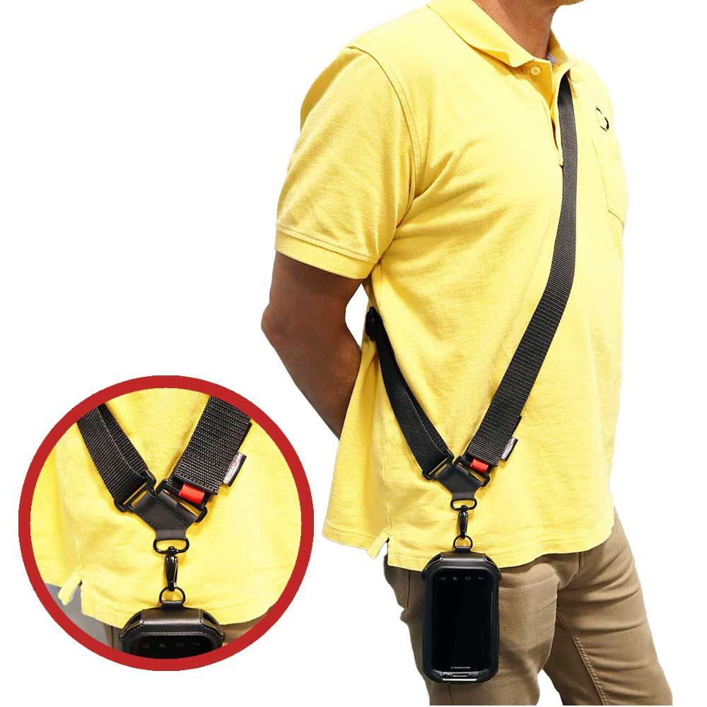 Mann in gelbem Polo mit einem tragbaren Gerät, das an einem schwarzen Schultergurt befestigt ist