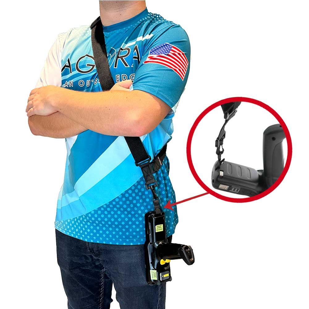 Person trägt einen ergonomischen Schultergurt mit einem kabellosen Scanner, der sicher an einem Fahrzeug befestigt ist.